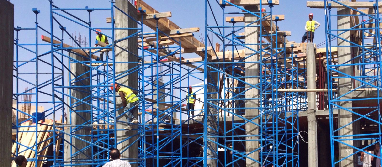 Cuplock scaffolding installation illustrated with Bladez scaffolding on a Mumbai building site