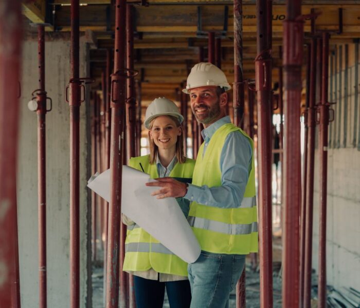 How to use adjustable props shown on Bladez steel scaffolding at a Pune construction site