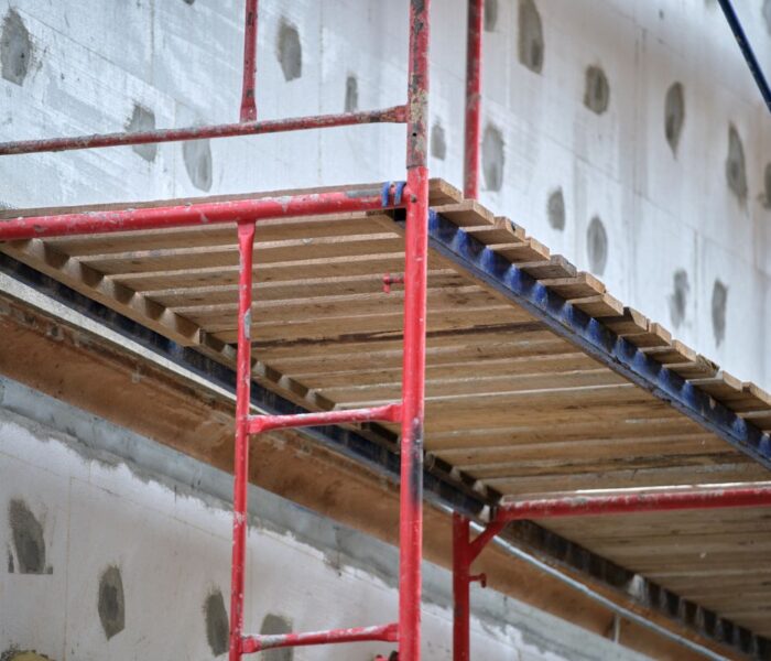Metal vs wooden scaffolding planks shown on Bladez steel scaffolding at a Pune construction site