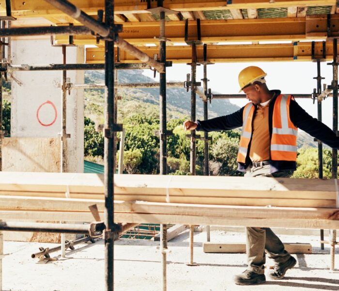 How to choose scaffolding planks shown on Bladez steel scaffolding at a Pune construction site